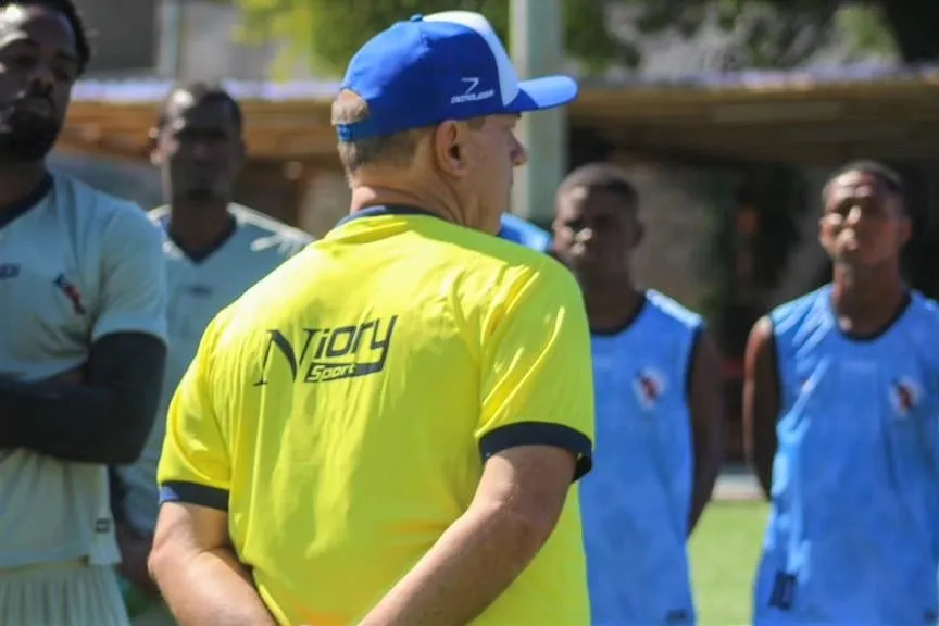 Carlos Rabello em conversa com os jogadores