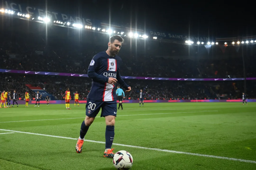 Messi em campo com a camisa do Paris Saint-Germain