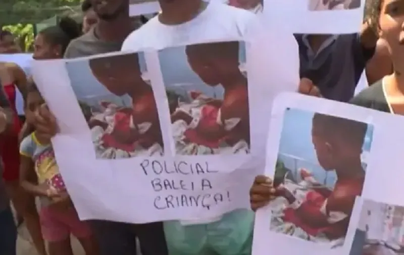 Amigos e familiares do menino realizam um protesto na Avenida ACM, na tarde deste sábado