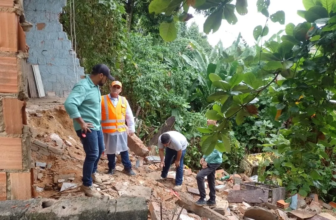 Técnicos da prefeitura avaliam danos provocados pela chuva em Eunápolis
