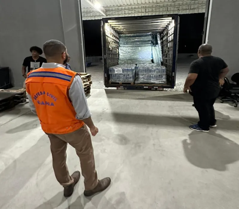 Dois caminhões foram enviados à Santa Cruz Cabrália, e três à Ilhéus