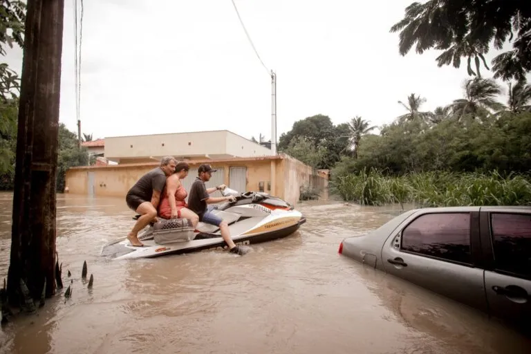 Moto aquática usada como transporte nas ruas alagadas do município de Santa Cruz Cabrália