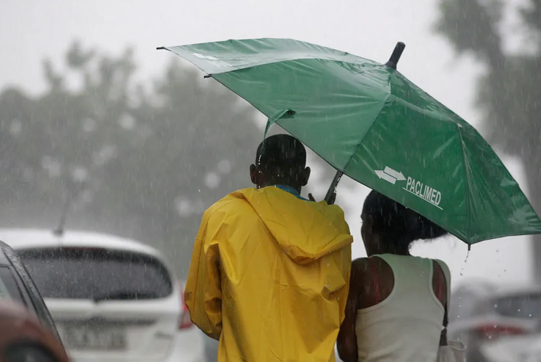 Apesar da chuva na madrugada, o início da manhã deste domingo, 23, foi de céu parcialmente aberto