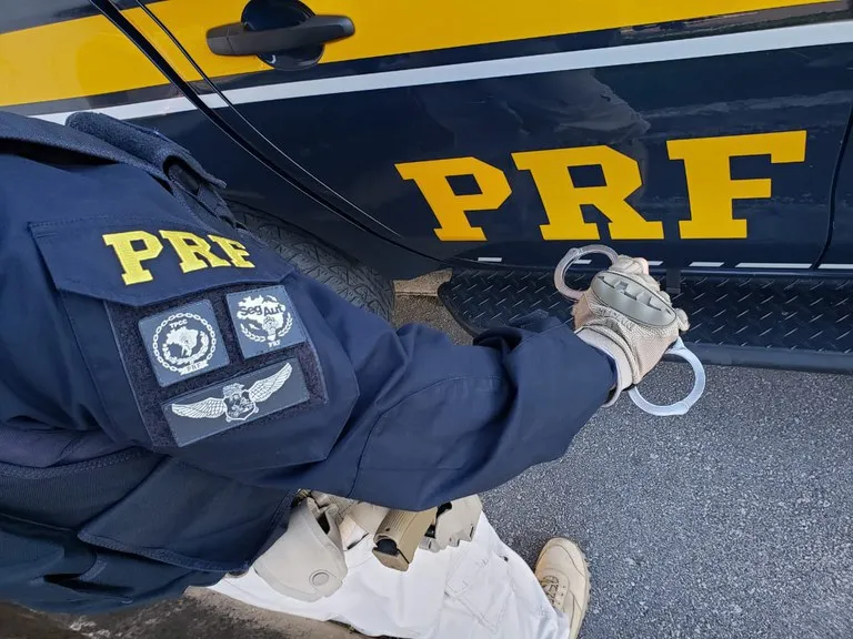 O condutor do veículo foi apresentado à polícia e responderá pelos crimes de ameaça e embriaguez ao volante