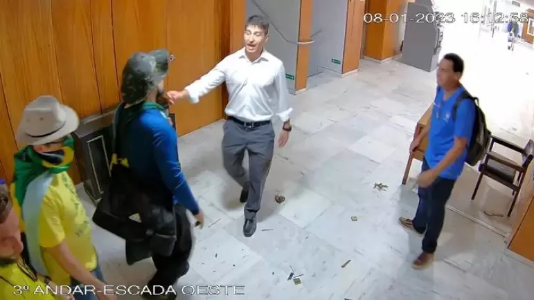 Na imagem, oficial do GSI conversa com golpistas no Palácio do Planalto