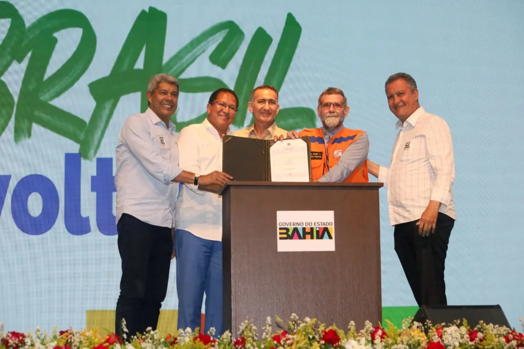 O ministro da Integração e do Desenvolvimento Regional, Waldez Goés,, esteve ao lado do governador Jerônimo Rodrigues, do ministro da Casa Civil, Rui Costa, e o prefeito de Itabuna, Augusto Castro (PSD), durante evento nesta segunda-feira, 24