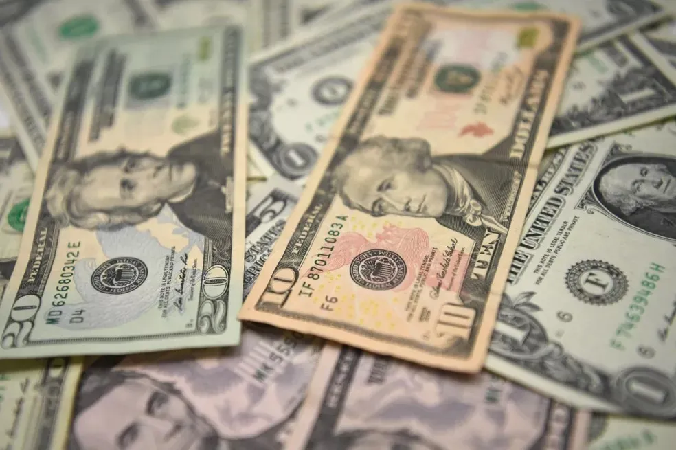 Dólar encerrou esta segunda-feira, 24, em queda de 0,3%, aos R$ 5,04