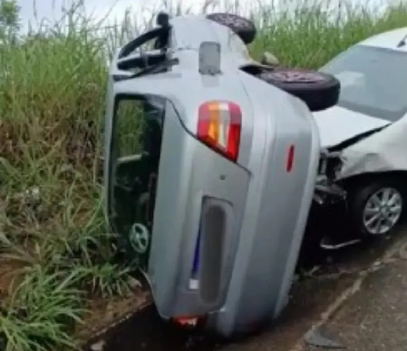 Veículo tombou após impacto da batida