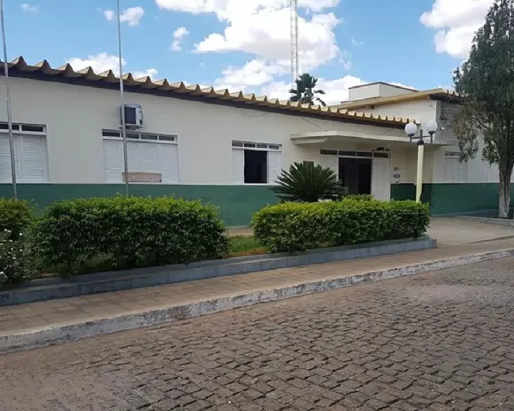 Homem de 37 anos passou por janela da Sede da Prefeitura para levar três monitores de computadores, de acordo como informou a Policia, que encontrou os equipamentos na casa do suspeito