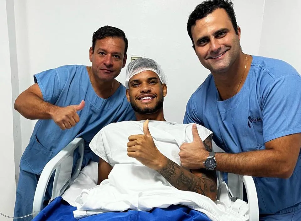 Jonh Lessa ao lado dos médicos Wilton Vasconcelos e Marcelo Midlej