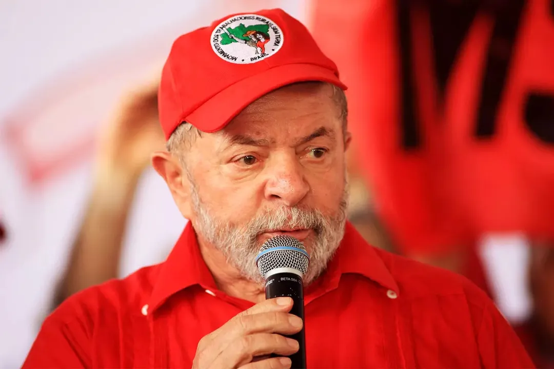 Fica nítido que o MST, à esquerda, reedita os acampamentos bolsonaristas, à direita
