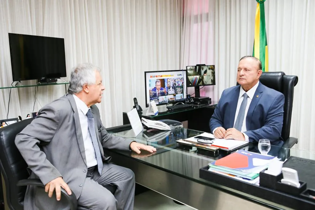 Procurador Geral da ALBA, Graciliano Bonfim, discute matéria com o presidente Adolfo Menezes (PSD)