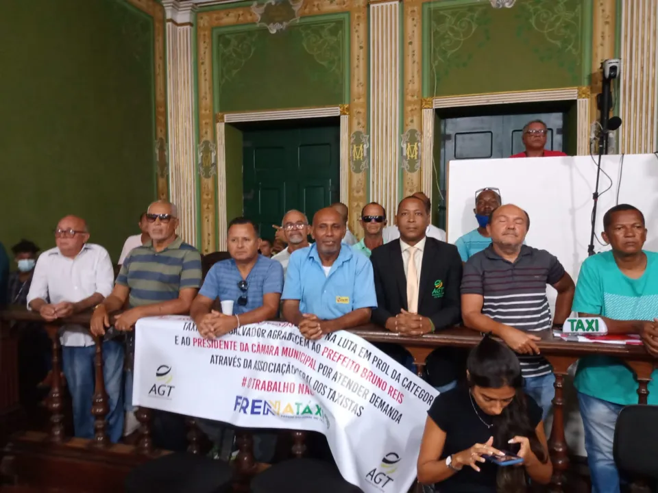 Motoristas de taxis de Salvador acompanhando a sessão na CMS