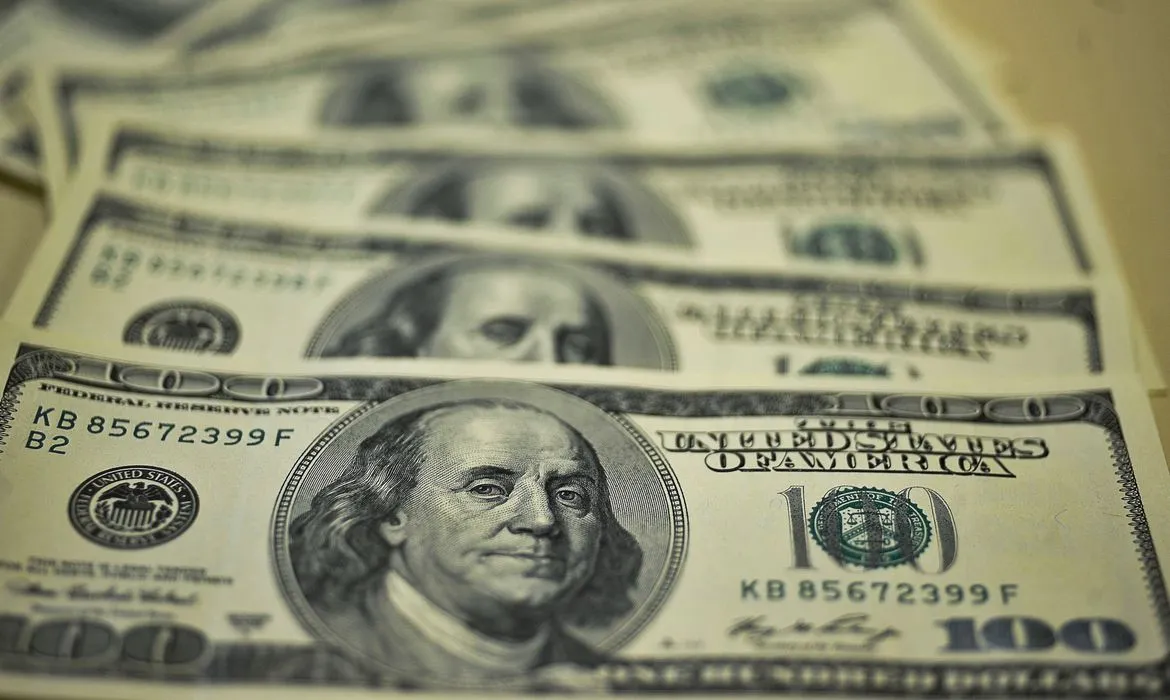 Ibovespa registra queda de 0,9%, aos 102.312 pontos