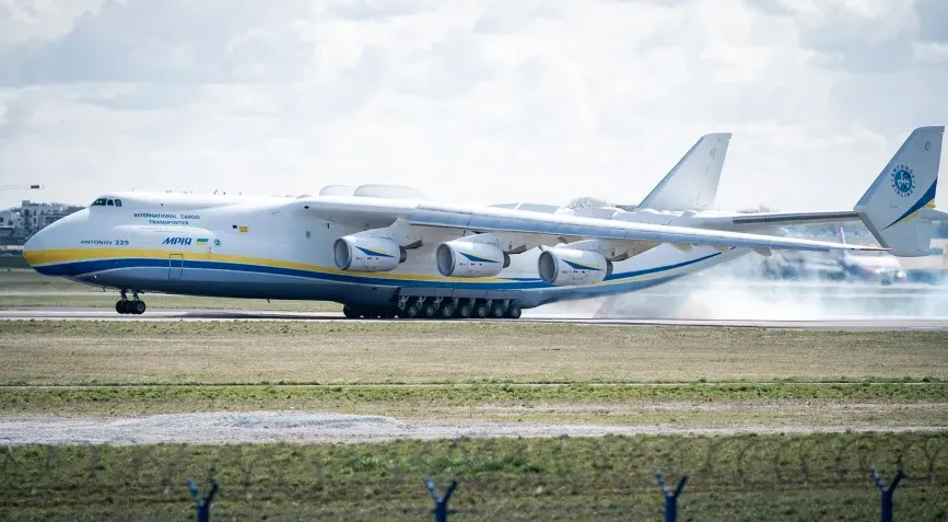 Antonov é uma empresa pública da Ucrânia especializada em projetar e construir aviões de grande porte como o da imagem