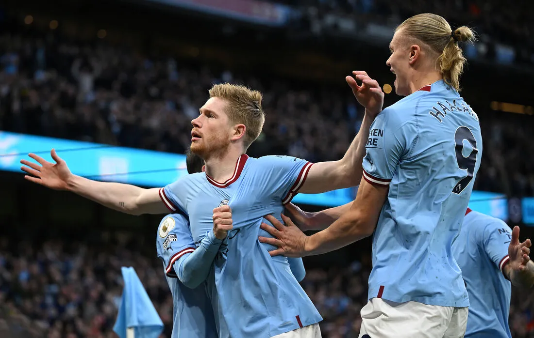 De Bruyne foi destaque da partida com dois gols e assistência