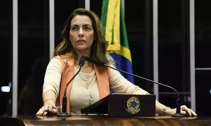 De acordo com a assessoria da parlamentar, seu estado é estável, mas inspira cuidados