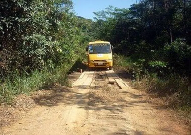 Ano passado, adolescente fez uso do transporte escolar para colégio, mas este ano, ele não tem conseguido frequentar aulas pela não disponibilidade do transporte