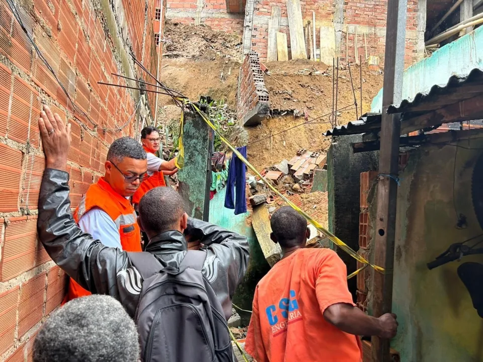 Sedur está no local para demolir partes remanescentes do imóvel