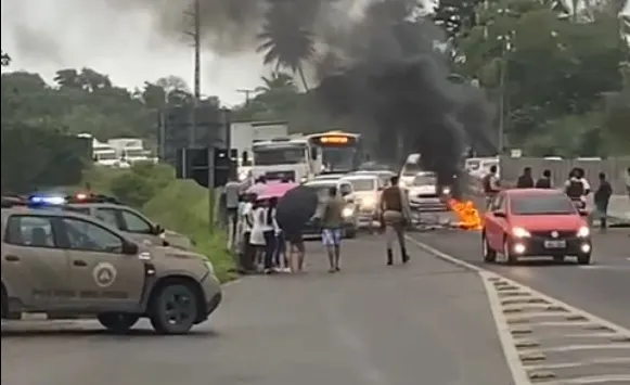 Moradores protestam na BA-526