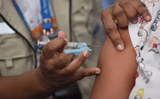 A dose da vacina bivalente está disponível para pessoas com 18 anos ou mais com e sem comorbidades