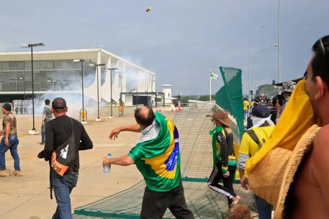 Entre as acusações contra os denunciados, estão crimes como associação criminosa armada e atentado contra o Estado Democrático de Direito