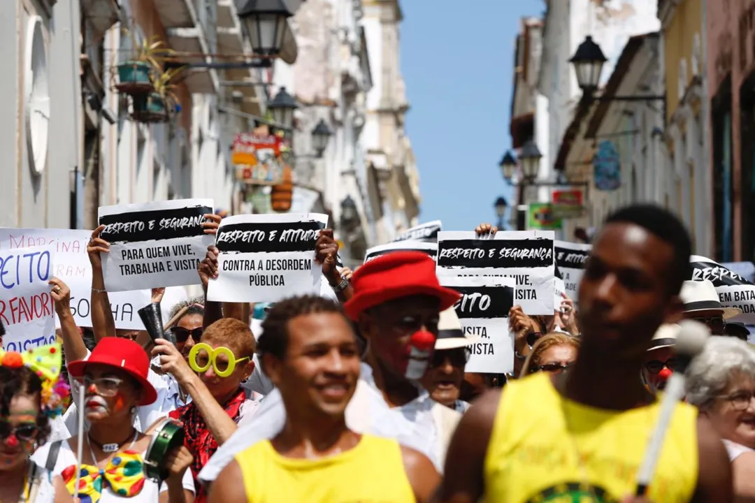 Público deixou o Terreiro de Jesus e percorreu o Centro Histórico durante a caminhada