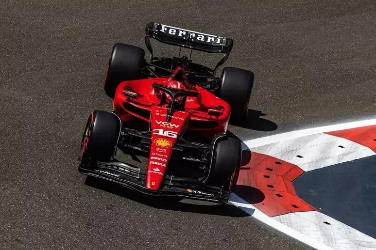 No início, Verstappen estava ocupando a liderança e também o único Treino Livre do fim de semana