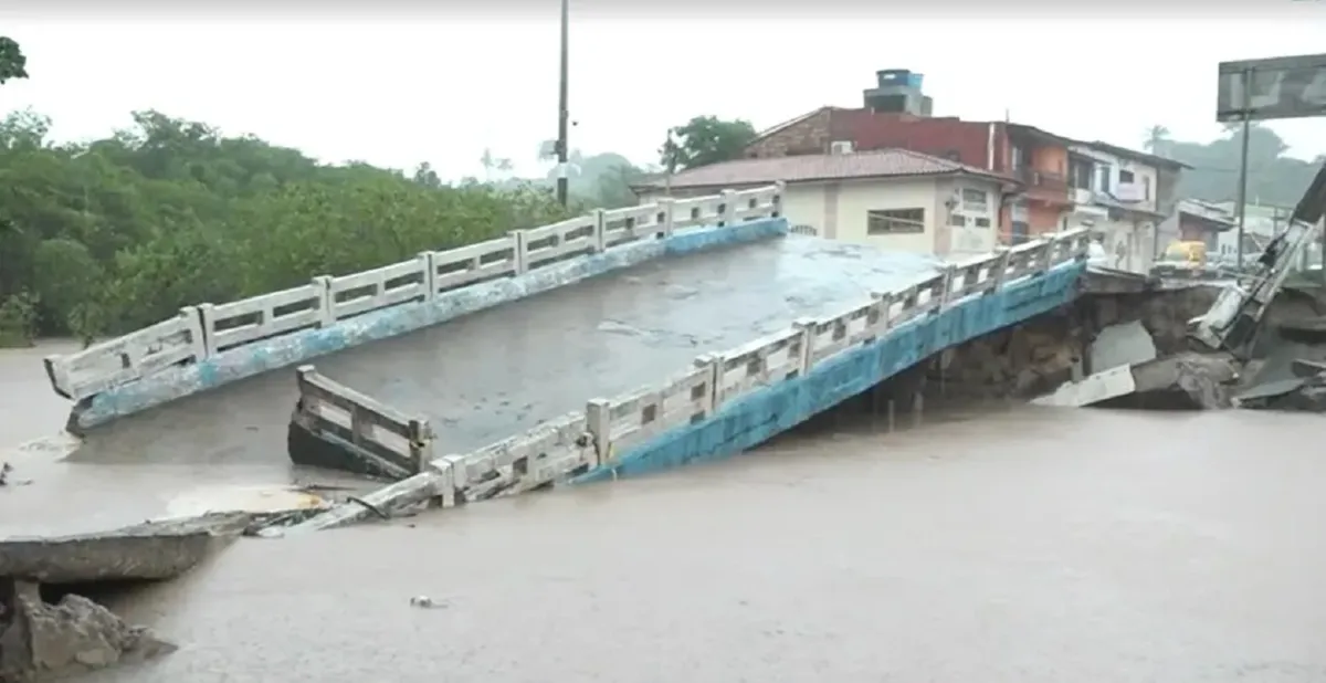 Uma das três pontes sobre o Rio Yaya, em Santa Cruz Cabrália, cedeu por conta das chuvas