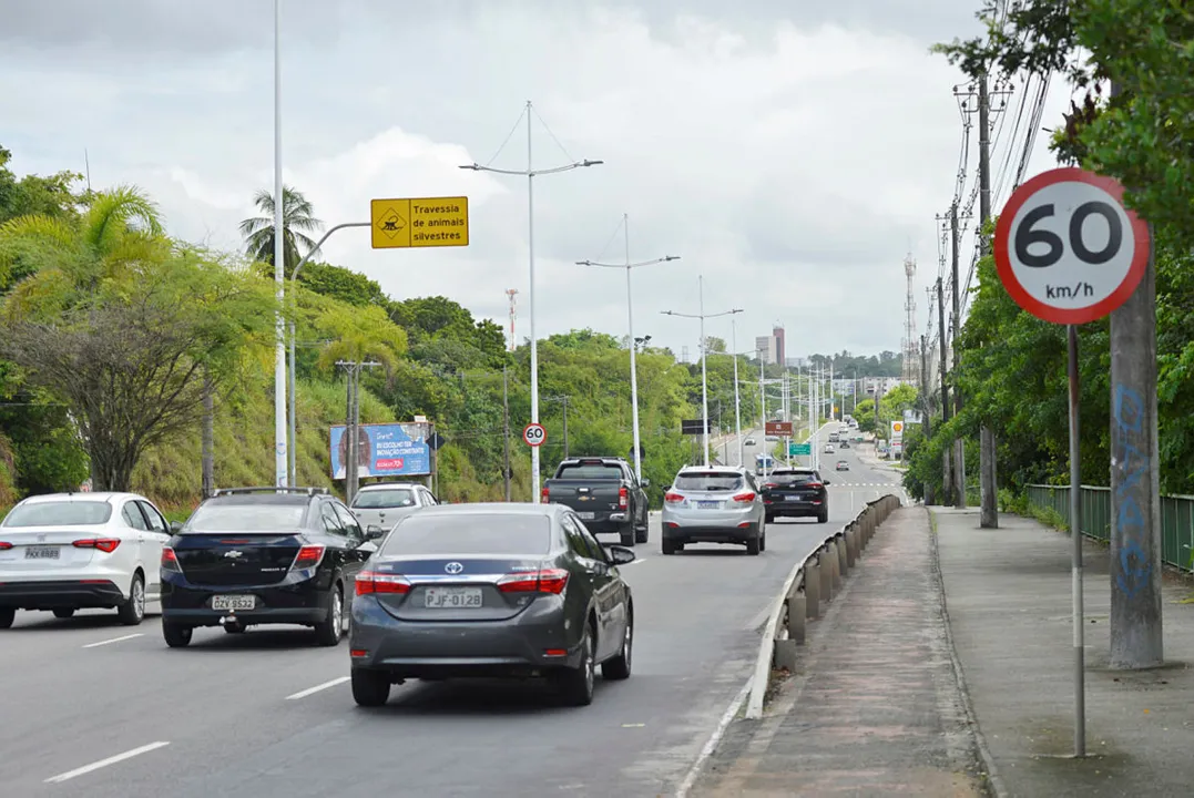 Após estudos sobre a via, o limite de velocidade na avenida Pinto de Aguiar foi reduzida de 80 km/h para 70 km/h