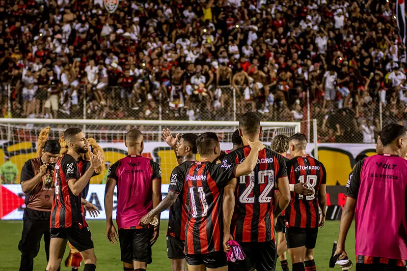 Jogadores rubro-negros celebram mais uma vitória diante da torcida no Barradão