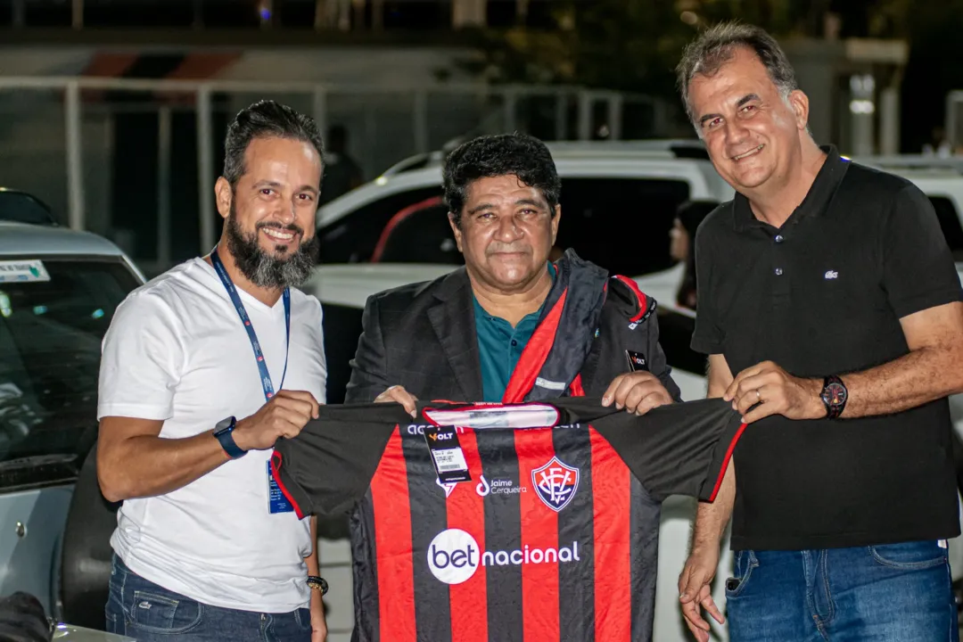 O presidente da FBF foi presenteado com uma camisa do Rubro-Negro