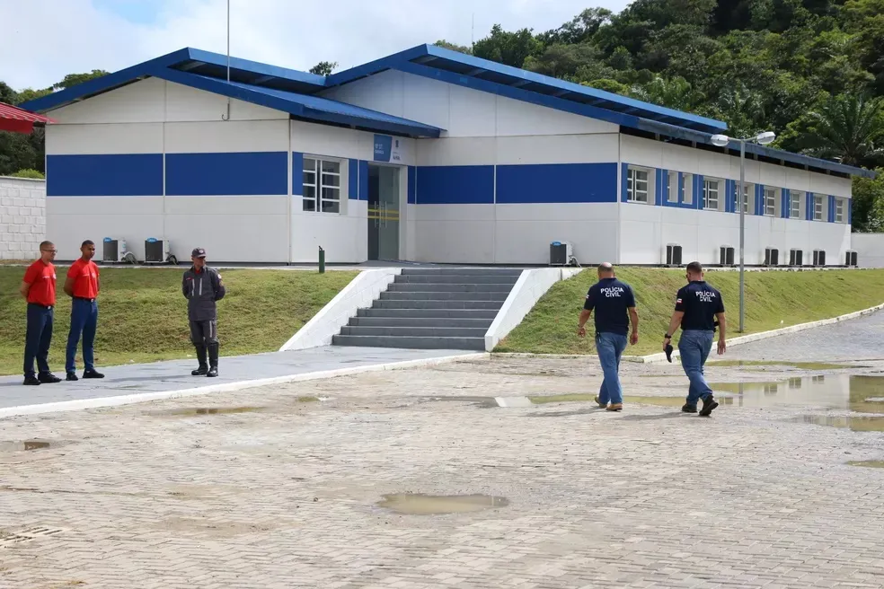 Suspeito foi levado por policiais para a Delegacia de Vera Cruz