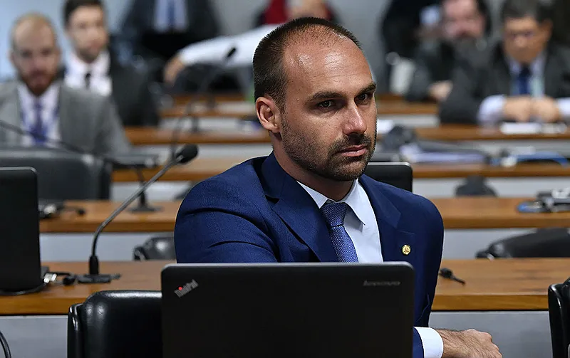 Eduardo Bolsonaro (PL) tem participado normalmente das sessões na Câmara, mas não foi localizado pelo STF