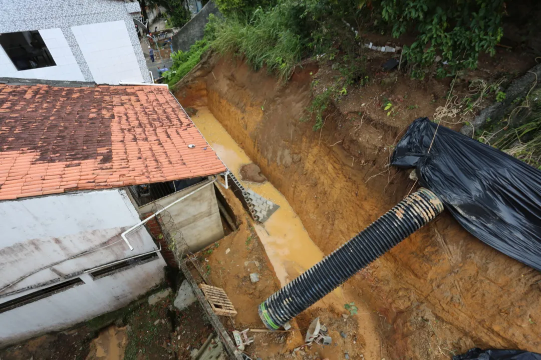 Casas são invadidas pela lama no bairro do Cabula