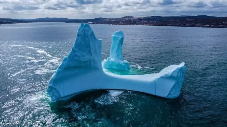 Engenheiro de energia registrou um enorme iceberg que tinha o formato de um pênis