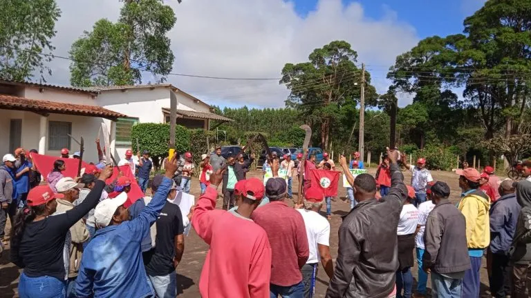 Os Sem Terra afirmam que a ocupação é por tempo indeterminado até o atendimento das reivindicações junto à empresa