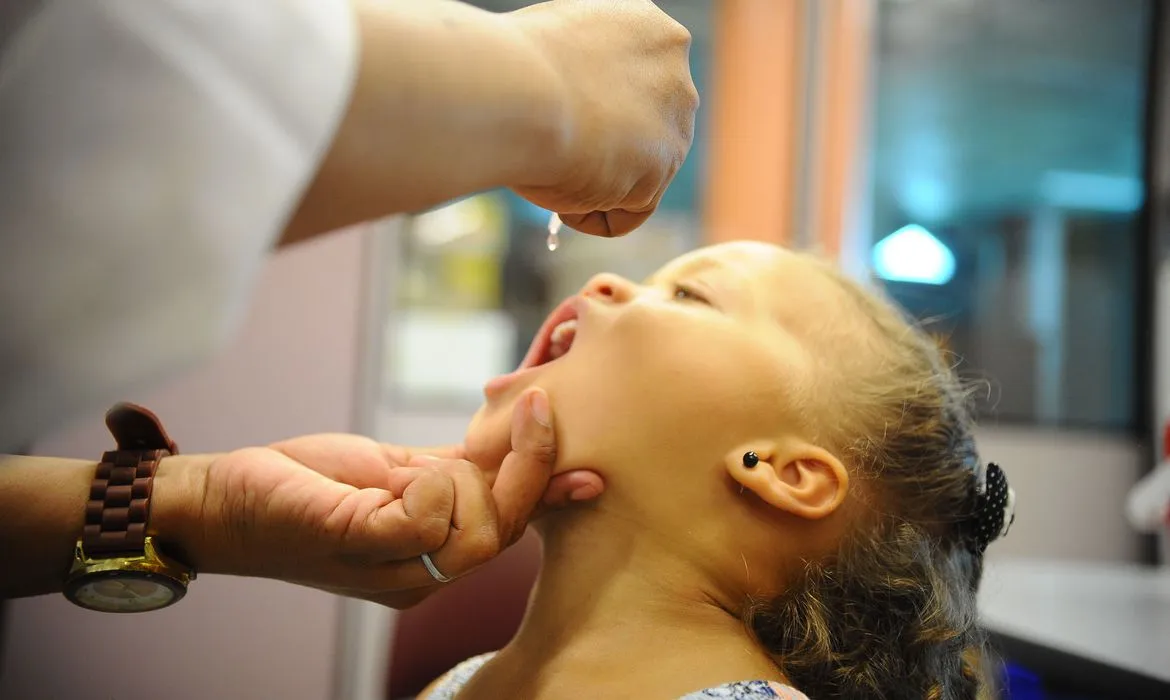 Segundo o Ministério da Saúde, no ano passado, a cobertura vacinal para a doença no Brasil ficou em 77,16%, muito abaixo da taxa de 95% recomendada pela Organização Mundial da Saúde (OMS)