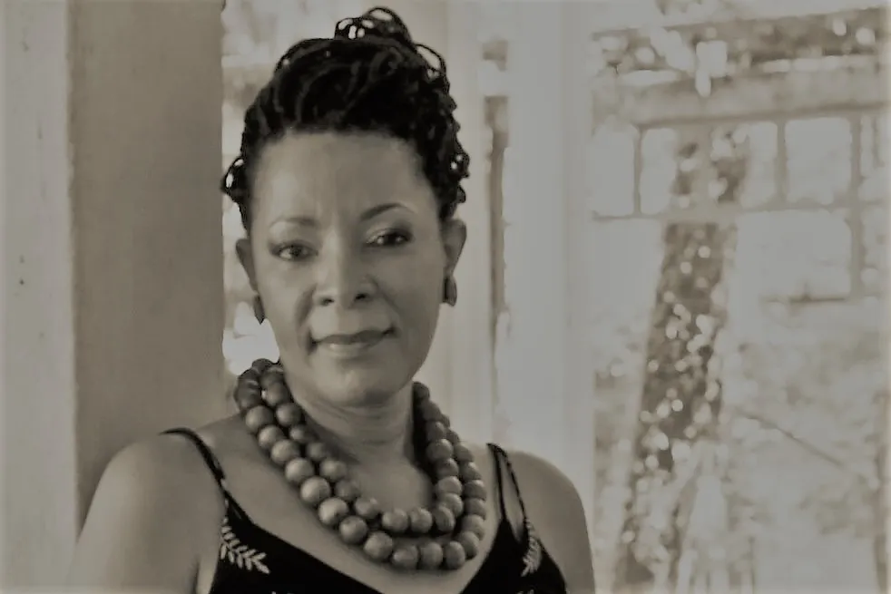 Bel Mayer: “Jovens que não eram leitores se transformam e levam a literatura para a universidade,  futebol,  maternidade...”