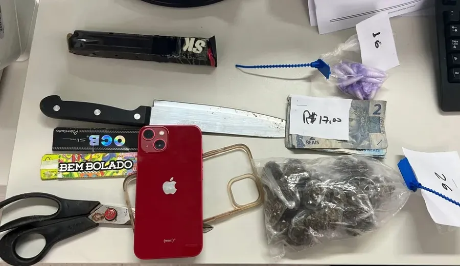 Drogas, celular, faca e outros objetos foram apreendidos com os suspeitos