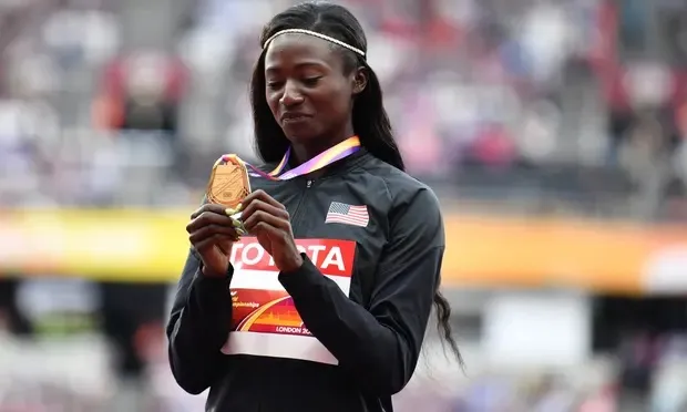 Tori Bowie com a medalha de ouro conquistada no revezamento 4x100m