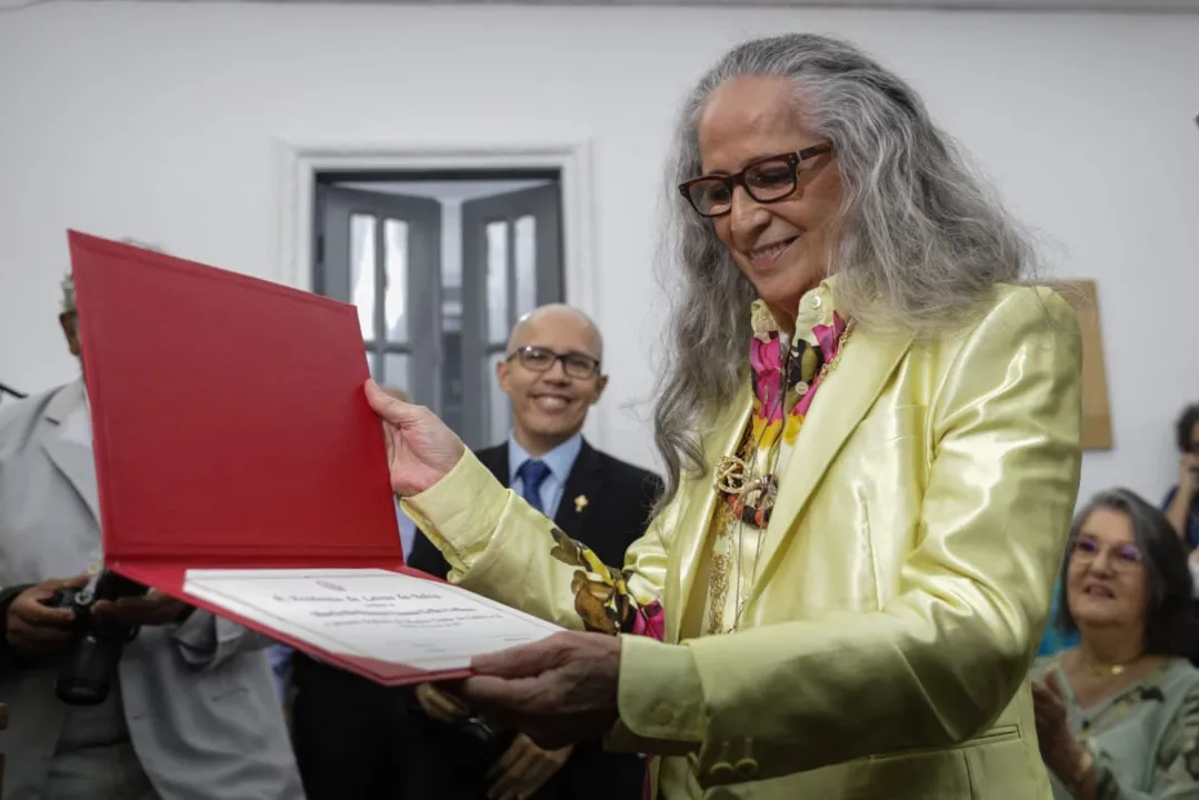 Maria Bethânia ao ser diplomada na ALB