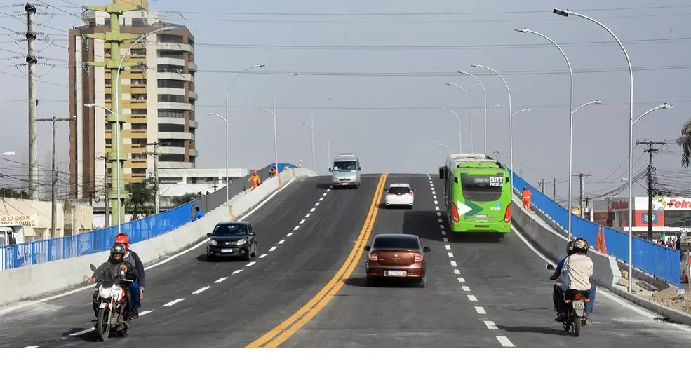 Sinalização de advertência deve ser colocada a certa distância, sob limite de altura dos veículos