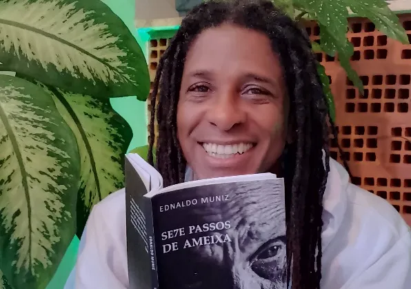 “Se7e Passos de Ameixa é um livro dedicado às velhas senhoras griôs, anciãs, que trazem a resistência e a sabedoria na memória, marcada na pele preta enrugada, que remete à imagem de uma ameixa vetusta", disse Ednaldo Muniz