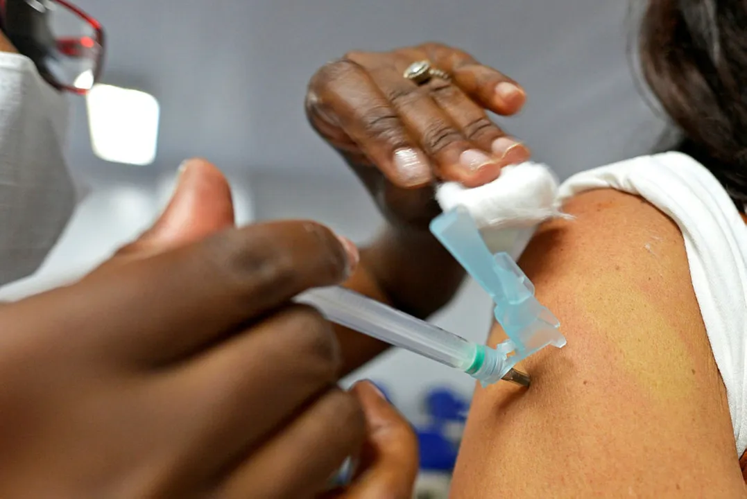 Dose da vacina bivalente está disponível para pessoas com 18 anos ou mais com e sem comorbidades
