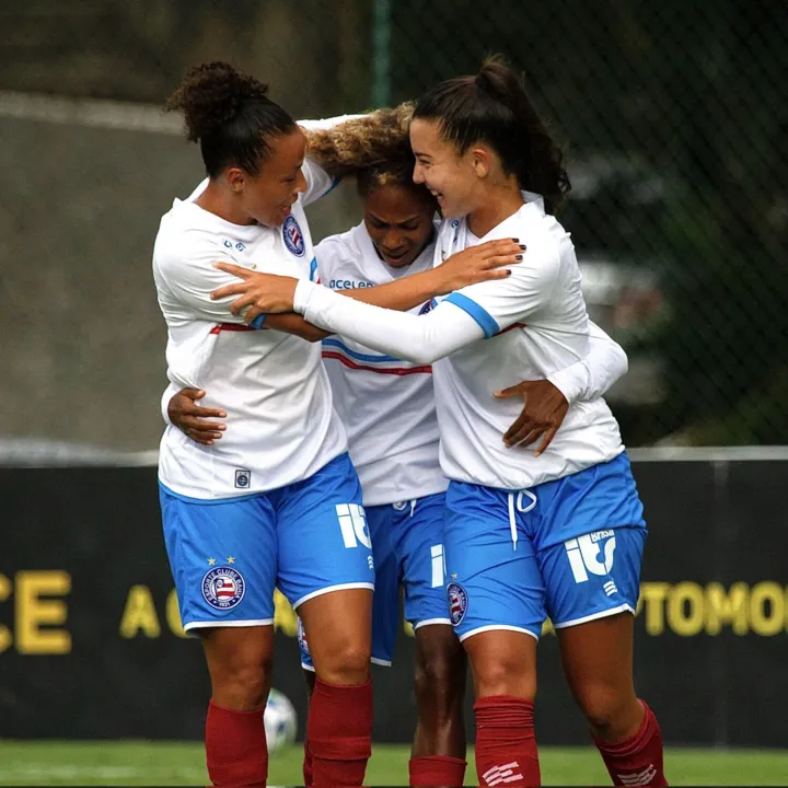 Mulheres de Aço celebram o triunfo diante do Atlético-MG, em Belo Horizonte