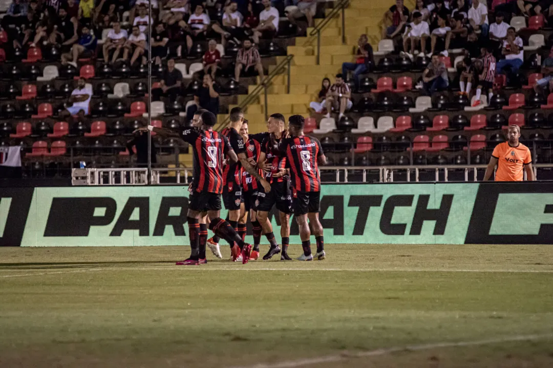 Jogadores do Vitória comemoram gol sobre o Botafogo-SP