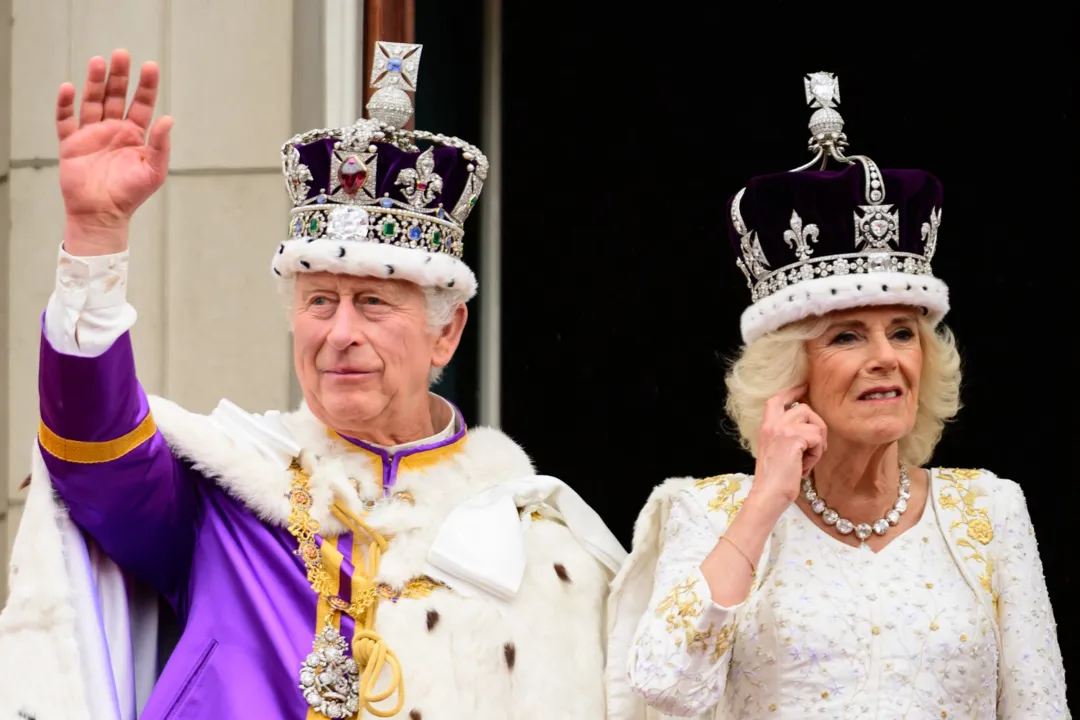 Já coroado, Rei Charles III acena para a multidão, ao lado da Rainha Camila
