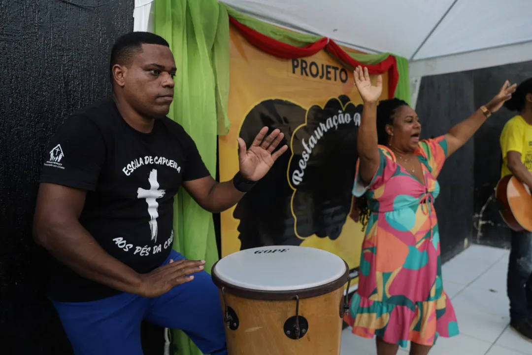 A valorização da cultura afro é evidente no comportamento e na indumentária dos frequentadores do culto