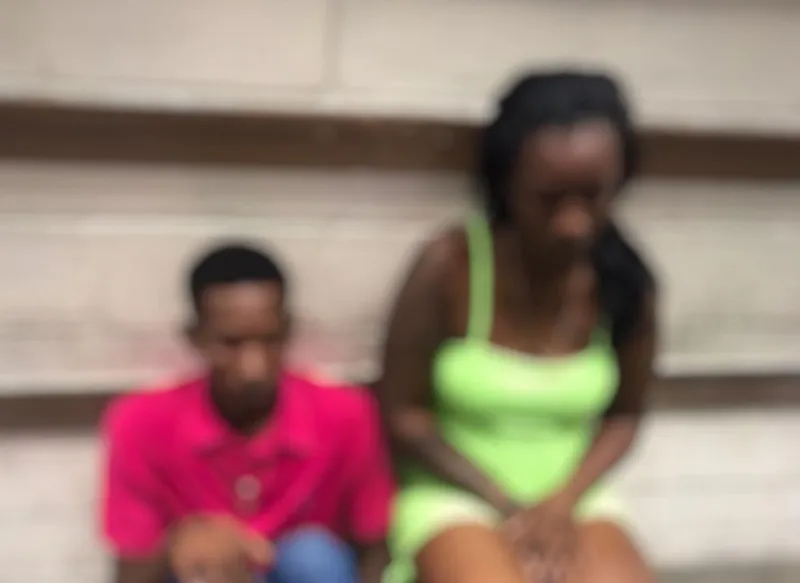 Vídeo mostra casal de negros sendo agredido após furtar leite em pó para alimentar filha
